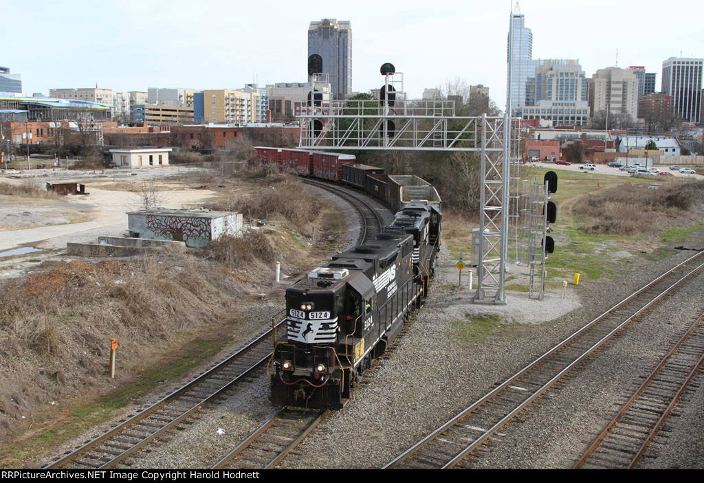 NS 5124 leads train E60 past the signals at Boylan